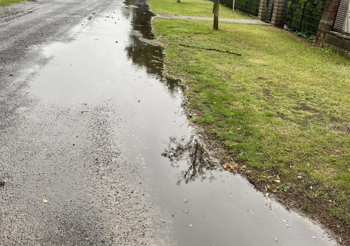 Das Foto zeigt Wasser, das nicht gut versickert.