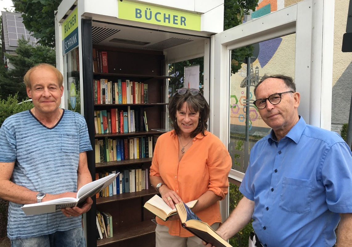 Matthias Salchow, Tanja Sommerfeld, Hans-Jürgen Nehls (v.l.), unterstützt von weiteren ehrenamtlichen Helferinnen und Helfern, haben die Betreuung für die Bücherzelle in Hohen Neuendorf übernommen. Neue Bücherpaten