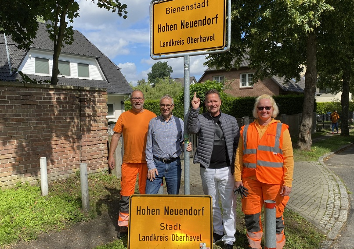 Dr. Raimund Weiland (2.v.l.) und Steffen Apelt mit den Bauhofkollegen Yvonne Keßler-Rudelt und Matthias Wolter nach dem Anbringen des letzten „Bienenstadt“-Schildes in der Florastraße.