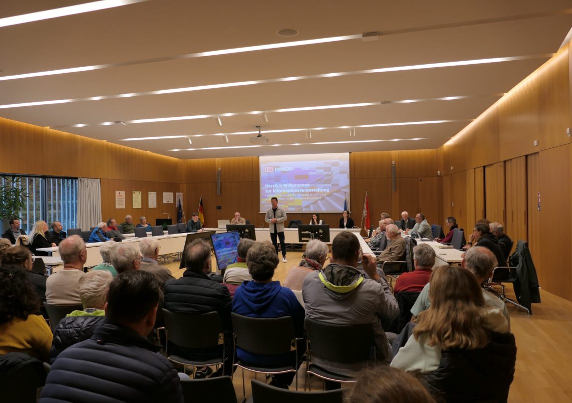 Viele Bürgerinnen und Bürger besuchten die Informationsveranstaltung der Bahn zur EÜ Karl-Marx-Straße.