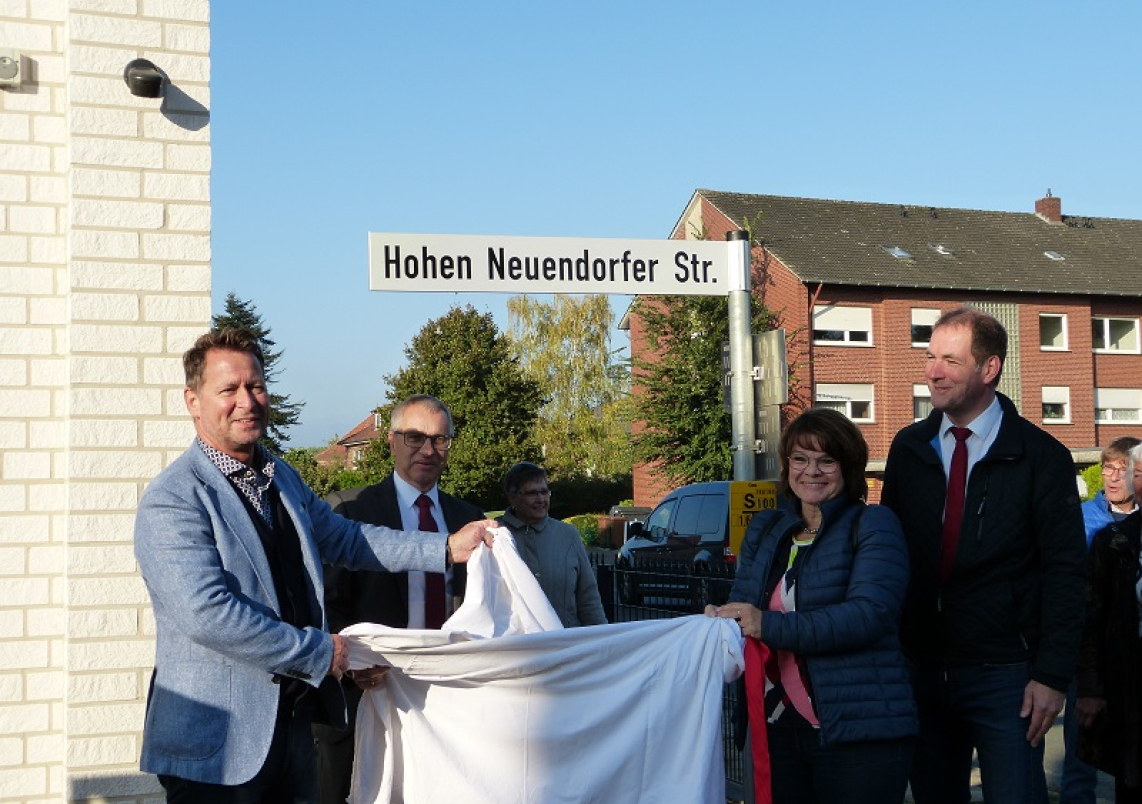 Benno Trütken, Manuaela Nestroy, Dr. Raimund Weiland und Steffen Apelt (v.r.n.l.) präsentieren die Hohen Neuendorfer Straße in Fürstenau.
