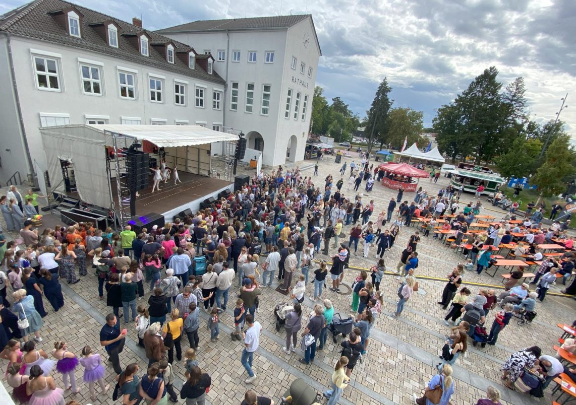 Rathausplatz mit Bühenprogramm und Publikum
