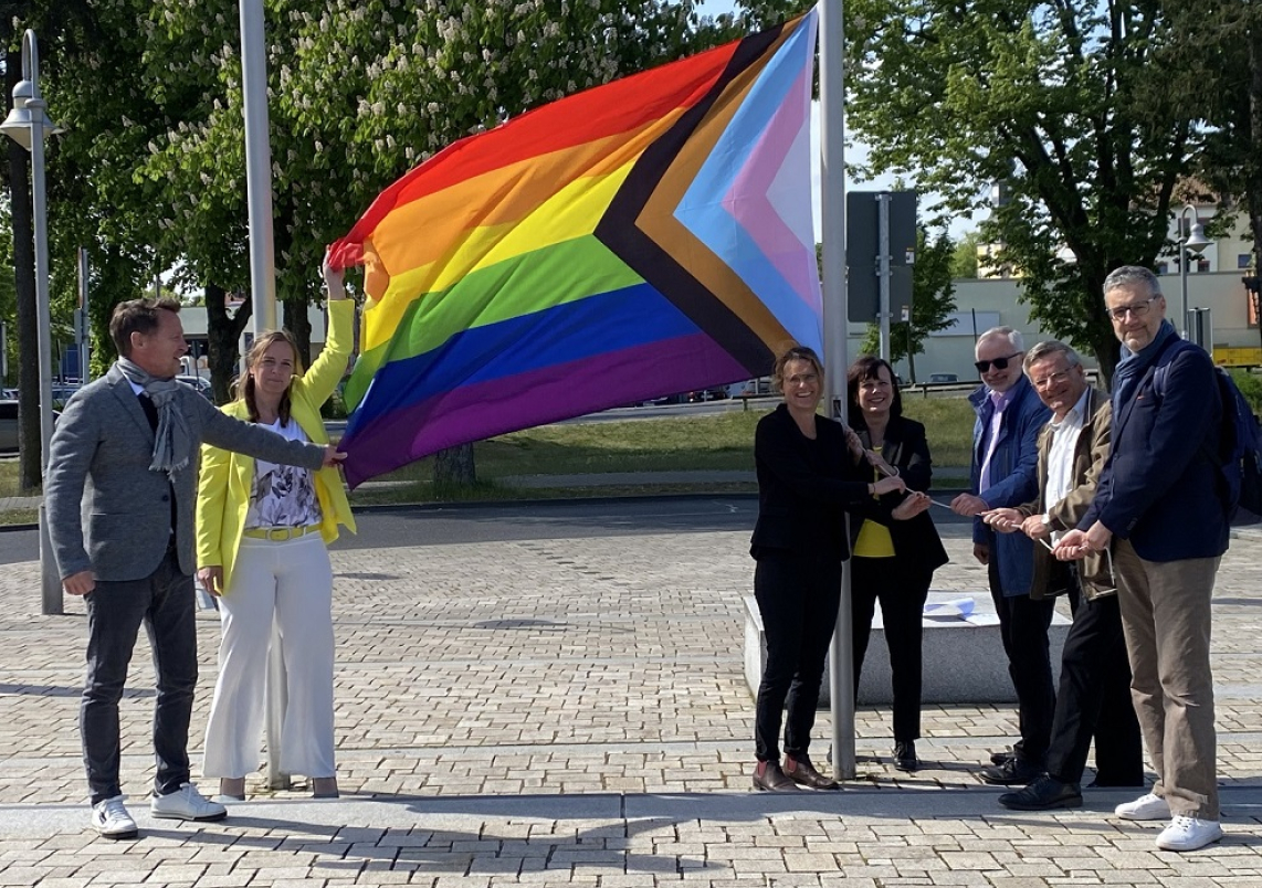Vertreter*innen aus Stadt und Politik hissten auch in diesem Jahr die Regenbogenflagge vor dem Rathaus.