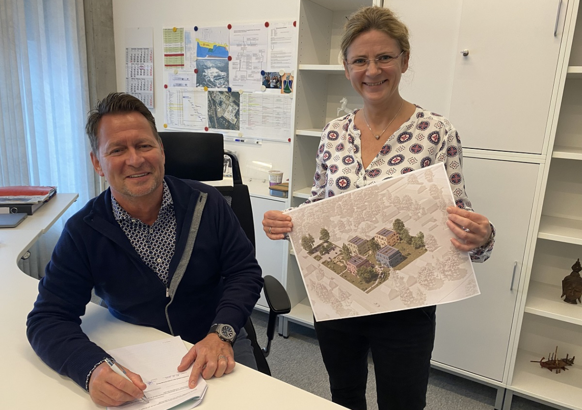 Bürgermeister Steffen Apelt unterschrieb für das Wohnungsbauprojekt eine Bewilligung über ein Darlehen für den sozialen Wohnungsbau. Die Projektverantwortliche Jaqueline Piest zeigt die Planungsskizze für die vier Gebäude.