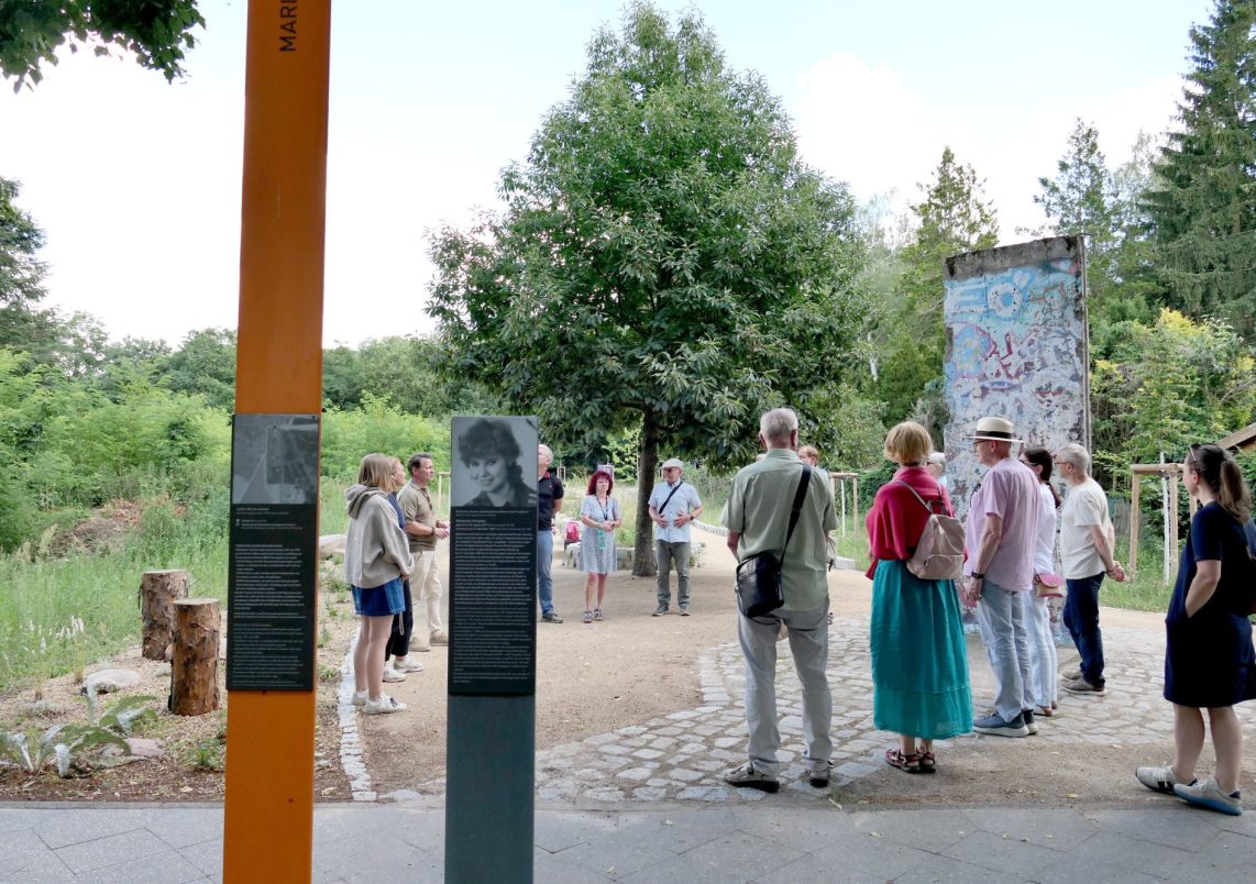Neuer Naturpark und Gedenkort in der Florastraße eröffnet.
