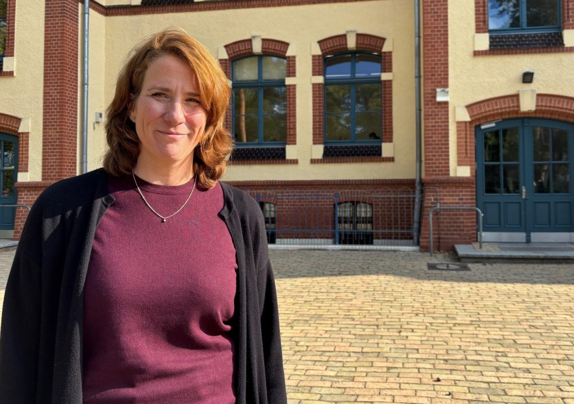 Schulleiterin Martina Bachert vor dem Gebäude der Dr. Hugo Rosenthal Oberschule