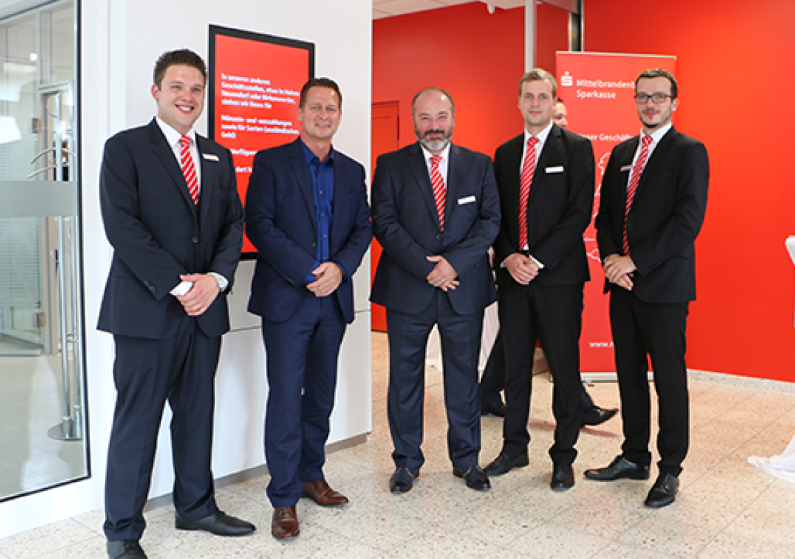 Berater Jeffrey Merkel, Bürgermeister Steffen Apelt, Filialdirektor Jörg Schumann, Mitarbeiter Stefan Kerl und Berater Kevin Grycka (v.l.)