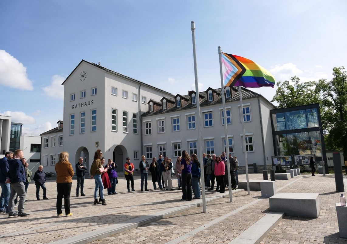 Progress-Pride-Flagge über dem Rathaus