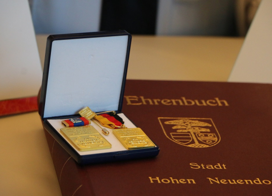 Symbolbild: Ehrenbuch der Stadt Hohen Neuendorf.