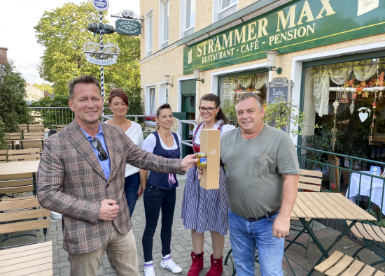 Bürgermeister Steffen Apelt gratuliert zu 25 Jahren "Strammer Max"