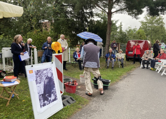 Gunter Demnig verlegt einen Stolperstein für Arthur Magnor.