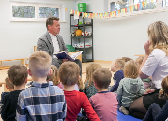 Bürgermeister Steffen Apelt las für Kinder in der Kita "Waldwichtel" Borgsdorf.