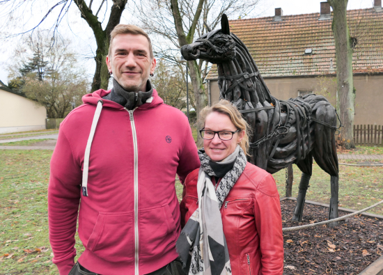 Der Künstler Holger Baumert und dessen Frau vor dem "Stolper Pferd".
