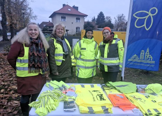 Anlässlich der Tage der Sichtbarkeit verteilte das Projektteam Leuchtmaterialien an Passanten.