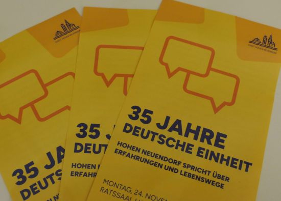 Der Gesprächsabend zu 35 Jahre Deutsche Einheit bot Raum für persönliche Erfahrungen und Austausch. Drei Flyer der Veranstaltung 35 Jahre Deutsche Einheit.