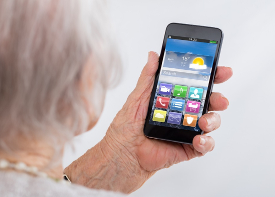 Symbolfoto: Seniorin mit Smartphone (copyright: adobestock/AndreyPopov)