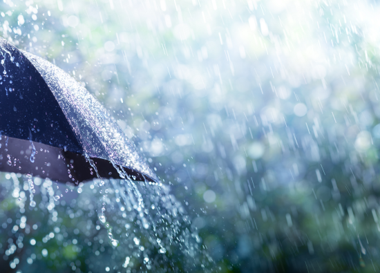 Starker Regen prasselt auf einen Regenschirm..Foto:adobestock/Romolo Tavani