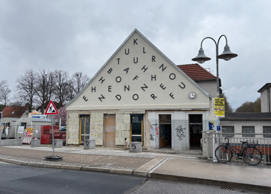 Die von Künstlerin Barbara Trautmann gestaltete Fassade ist fertiggestellt.