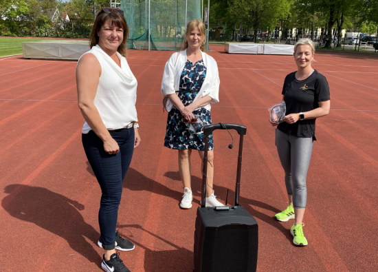 Michaela Werner, Erste Beigeordnete, überreichte den Trainerinnen eine neue Box und Headsets.