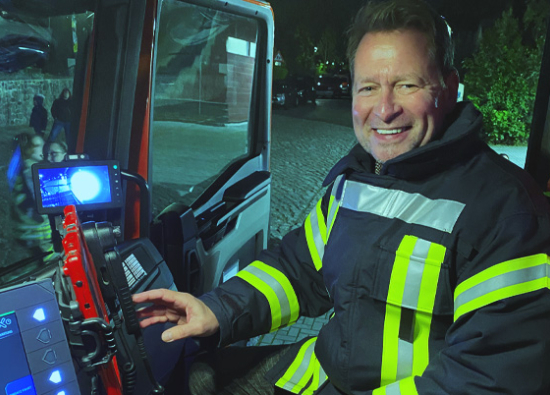 Bürgermeister Steffen Apelt nahm das neue Löschfahrzeug in Betrieb.