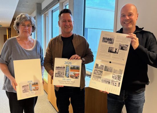 Elke Ahrens und Marko Vogler vom TC Blau-Weiß Hohen Neuendorf überreichten Bürgermeister Steffen Apelt die Vereinschronik. Vereinsmitglieder vom TC Blau-Weiß Hohen Neuendorf und Bürgermeister Steffen Apelt halten den Chronik-Kalender des Vereins in den Händen.