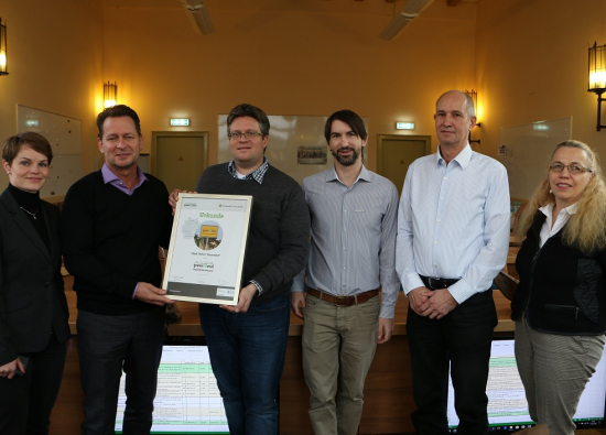Nele Lübberstedt (kaneo GmbH), Steffen Apelt, Steffen Holzmann (Projektleiter DHU), Simon Mößinger (Projektmanager DHU), Jürgen Bruck (IT-Fachdienstleiter im Rathaus) und Heiderose Ernst (Klimaschutzbeauftragte) bei der Übergabe der Urkunde.
