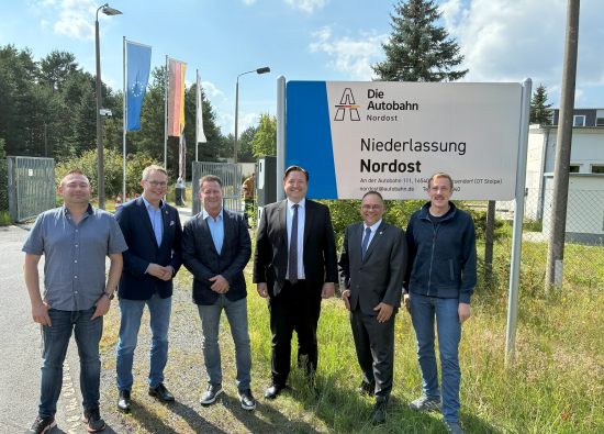 Die Bürgermeister aus Glienicke/Nordbahn und Hohen Neuendorf sowie der Bezirksstadtrat für Ordnung, Umwelt und Verkehr in Reinickendorf und der Leiter des Straßen- und Grünflächenamts von Reinickendorf waren zu Gast bei der Autobahn (Foto: H. Althausen) Die Bürgermeister aus Glienicke/Nordbahn und Hohen Neuendorf sowie der Bezirksstadtrat für Ordnung, Umwelt und Verkehr in Reinickendorf und der Leiter des Straßen- und Grünflächenamts von Reinickendorf waren zu Gast bei der Autobahn (Foto: H. Althausen)