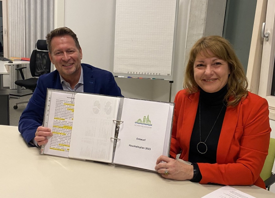 Bürgermeister Steffen Apelt und Kämmerin Michaela Müller-Lautenschläger stellen den Haushaltsentwurf für das Jahr 2023 vor.