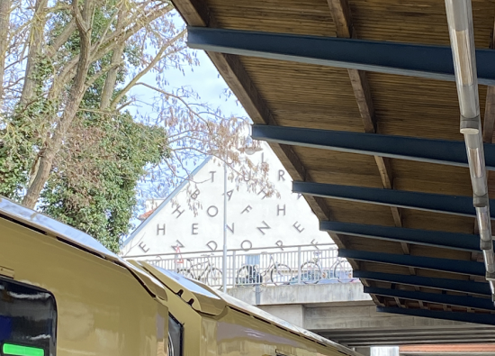 Blick vom Bahnsteig auf den Kulturbahnhof.