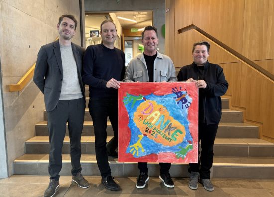 Die Stadt unterstützt die Kinder- und Jugendwohngruppen mit einer finanziellen Zuwendung in der Weihnachtszeit. Die Leitungen der Wohngruppen überreichen Bürgermeister Steffen Apelt und Fachbereichsleiter Soziales, Malte Borchert, ein Dankeschön für die finanzielle Zuwendung.