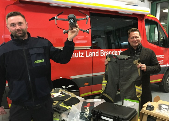 Stadtbrandmeister Mario Briese und Bürgermeister Steffen Apelt präsentieren Bekleidung und Drohne.