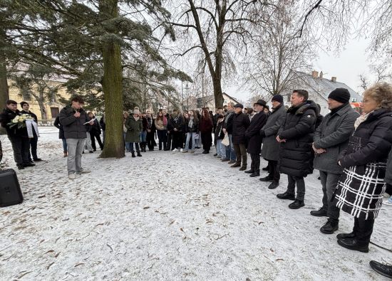 Die Bürgermeister von Hohen Neuendorf, Birkenwerder, Mühlenbecker Land und Glienicke/Nordbahn gedenken gemeinsame mit Schülerinnen und Schülern aus Mühlenbeck den Opfer des Nationalsozialismus.