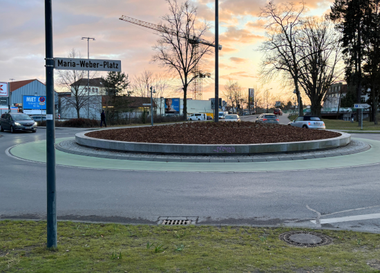 Kreisel am Rathaus in Maria-Weber-Platz benannt. Kreisel am Rathaus in Maria-Weber-Platz benannt.
