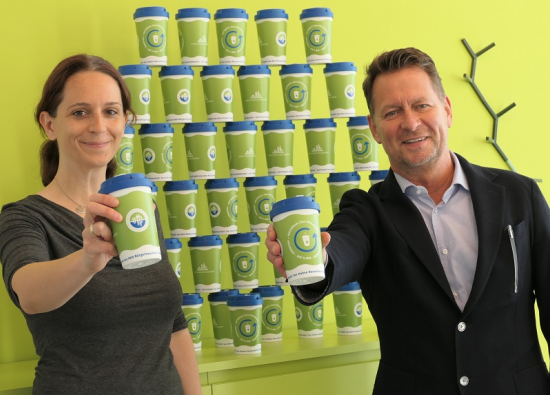 Bürgermeister Steffen Apelt und Marketing-Mitarbeiterin Susanne Kübler werben für den nachhaltigen neuen Mehrwegbecher der Stadt.