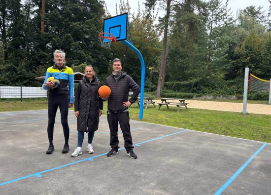 Frank Reddig (li.) und Stefan Minuth (re.) vom Jugendclub Wasserwerk mit Jessica Neumann, der Fachdienstleiterin Stadtanlagen. Mitarbeitende Der Stadtverwaltung und das Jugendclubs präsentieren den neuen Basketballkorb am Wasserwerk.
