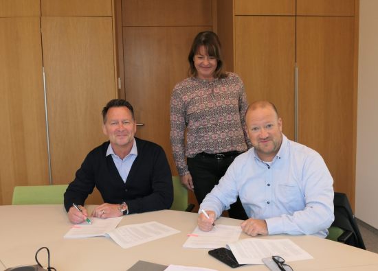 Bürgermeister Steffen Apelt und Bürgermeister Stephan Zimniok unterzeichnen einen Vertrag für die Schaffung einer Verbindungsstraße zwischen dem Waidmannsweg bis zur Straße am Waldfriedhof. 