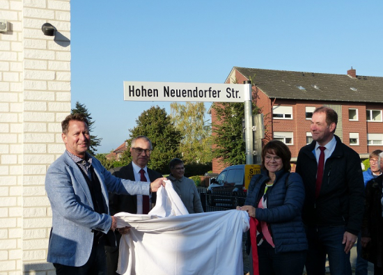 Benno Trütken, Manuaela Nestroy, Dr. Raimund Weiland und Steffen Apelt (v.r.n.l.) präsentieren die Hohen Neuendorfer Straße in Fürstenau.