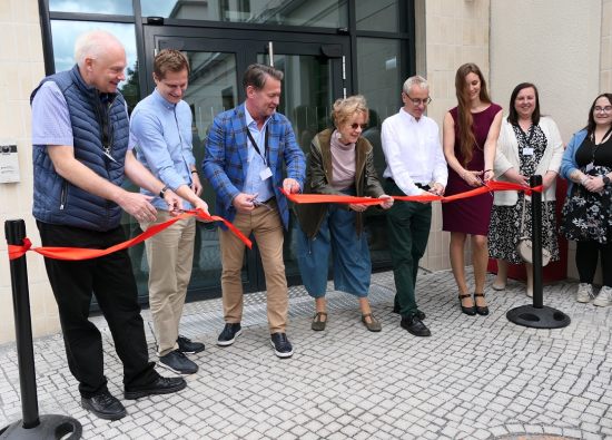 Banddurchschnitt zur feierlichen Eröffnung des Kulturbahnhofs. Banddurchschnitt zur feierlichen Eröffnung des Kulturbahnhofs.