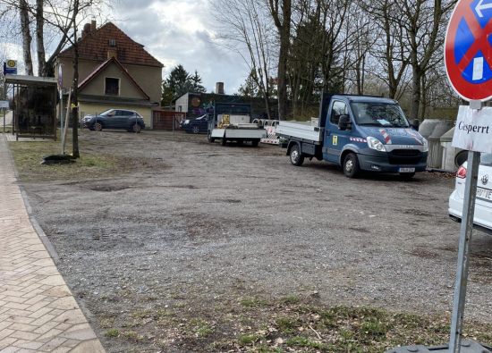Der Karl-Marx-Platz in Borgsdorf wird temporär zur Lagerung von Erdaushub genutzt.