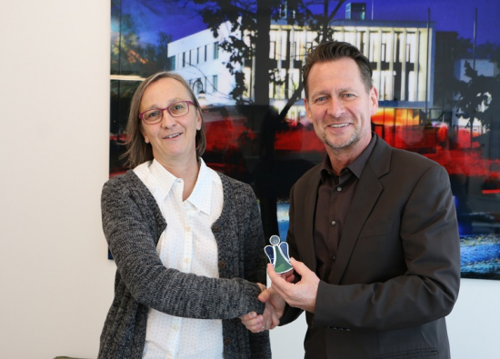 Einen „Scherbenengel aus Bethlehem“ schenkte Bergfeldes neue Pfarrerin Heike Krafscheck Bürgermeister Steffen Apelt bei ihrem Antrittsbesuch.