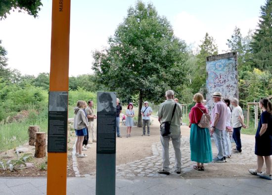 Neuer Naturpark und Gedenkort in der Florastraße eröffnet. Neuer Naturpark und Gedenkort in der Florastraße eröffnet.