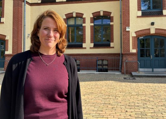 Schulleiterin Martina Bachert vor dem Gebäude der Dr. Hugo Rosenthal Oberschule