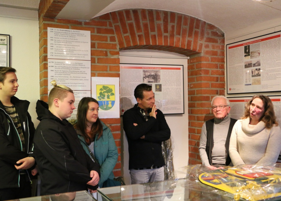 Stolz präsentieren die Mitglieder vom Geschichtskreis die neu gestalteten Räume ihrer Geschichtswerkstatt.