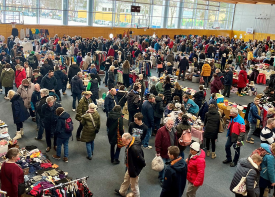 Zahlreiche Besuchende beim Trödel in der Stadthalle