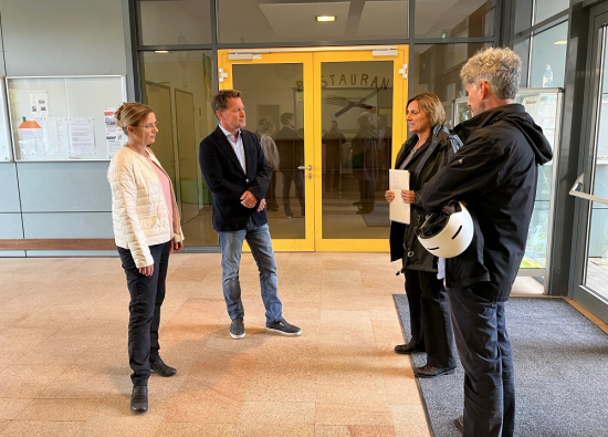 Bildungsministerin Britta Ernst (3.v.l.) übergibt einen Fördermittelbescheid über 101.500 Euro an Bürgermeister Steffen Apelt und FBL Stadtservice, Jacqueline Piest.