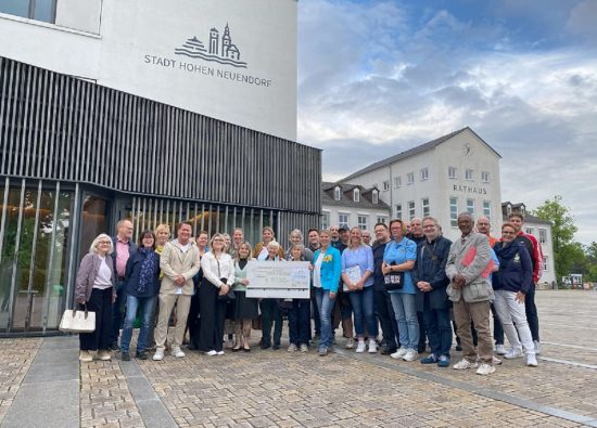 Vereinsförderung Scheckübergabe vor dem Rathaus Vereinsförderung Scheckübergabe vor dem Rathaus