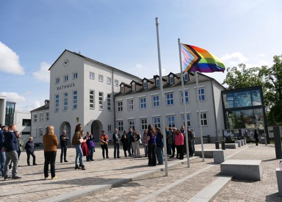 Progress-Pride-Flagge über dem Rathaus