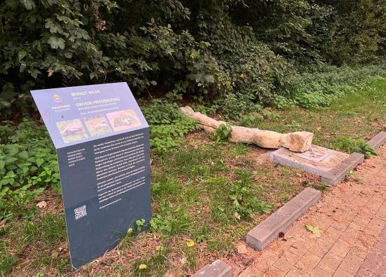 Zerstörte Große Friedensfrau Skulptur am Boden