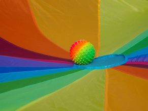 Regenbogen-Schwungtuch mit Ball