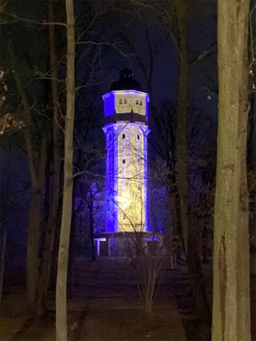 Wasserturm illuminiert in der Farben der Ukraine